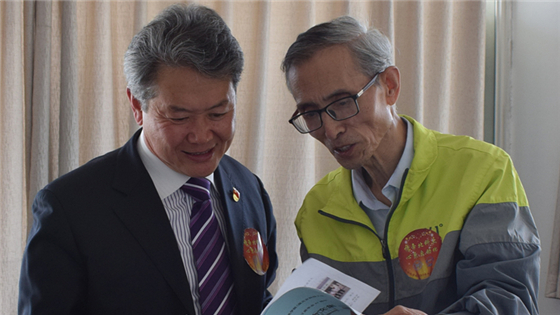 2b3c9ff1f1a99025f7753779710cb0d1.jpg 67级校友赠送《聚会文集》.jpg