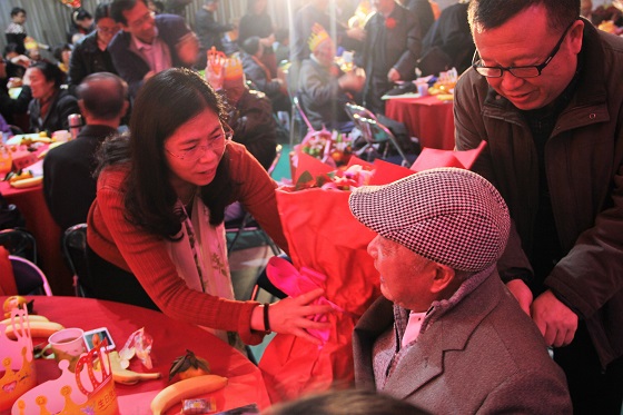 566ac31213317fb394b0a2314798f0c8.jpg 张朝晖院长与陈旭副院长向老教师献花.JPG