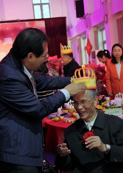 7cd725d51d080b749a505ab8166014ed.jpg 李擎老师给恩师戴生日冠.jpg