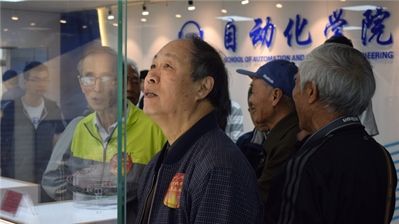 a55a89356adde269b7b7750cc707f9a4.jpg 67级校友参观AI梦园.jpg